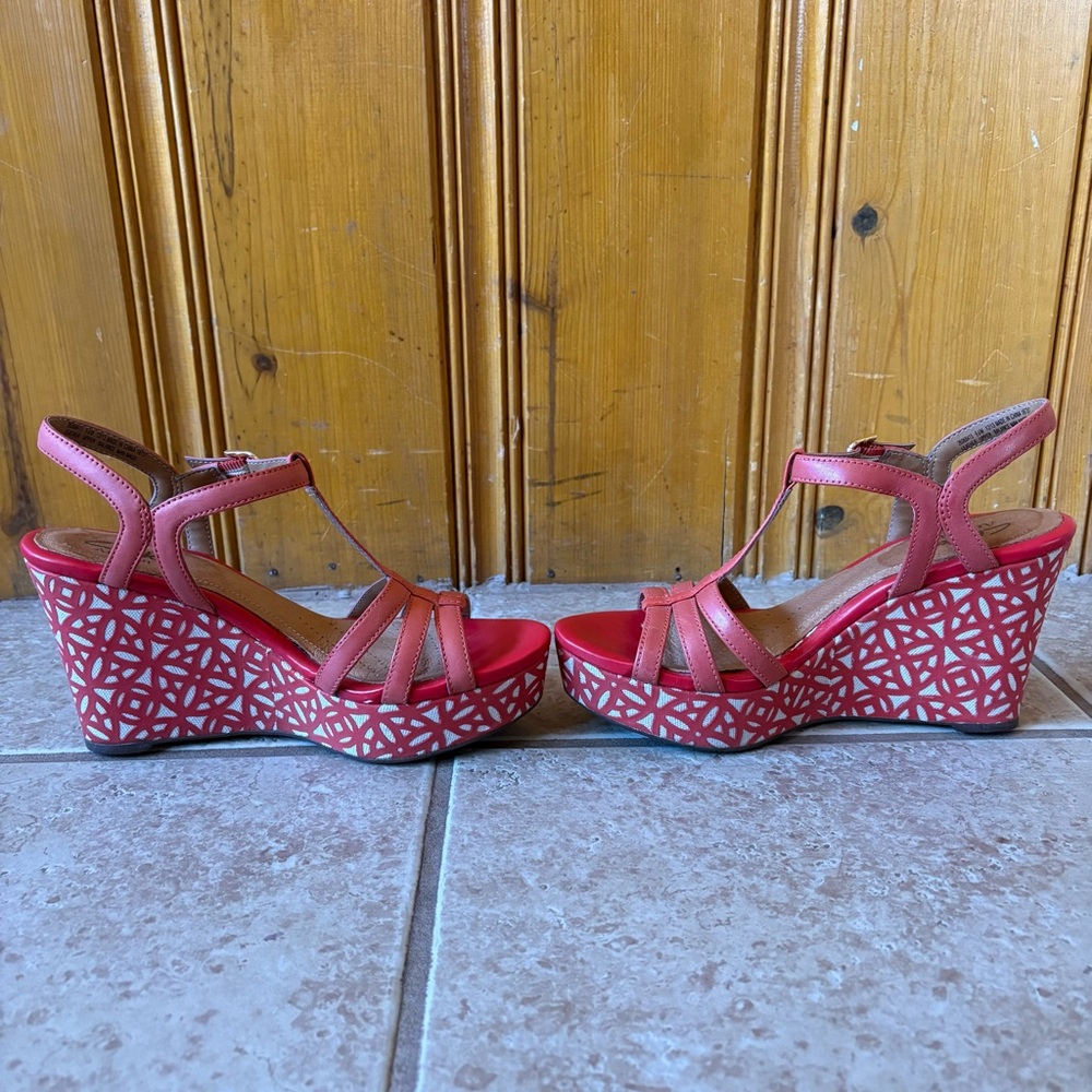 Clarks Pink Red Patterned Wedge Sandals - Picture 4 of 11